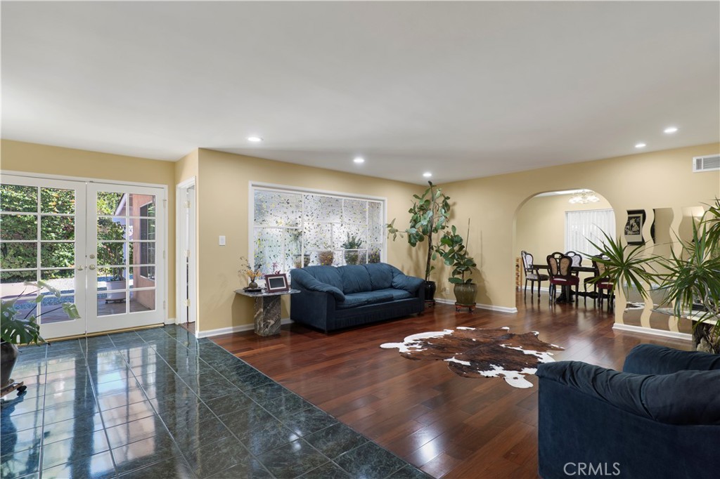 8644 Jellico Avenue Property Photo 6