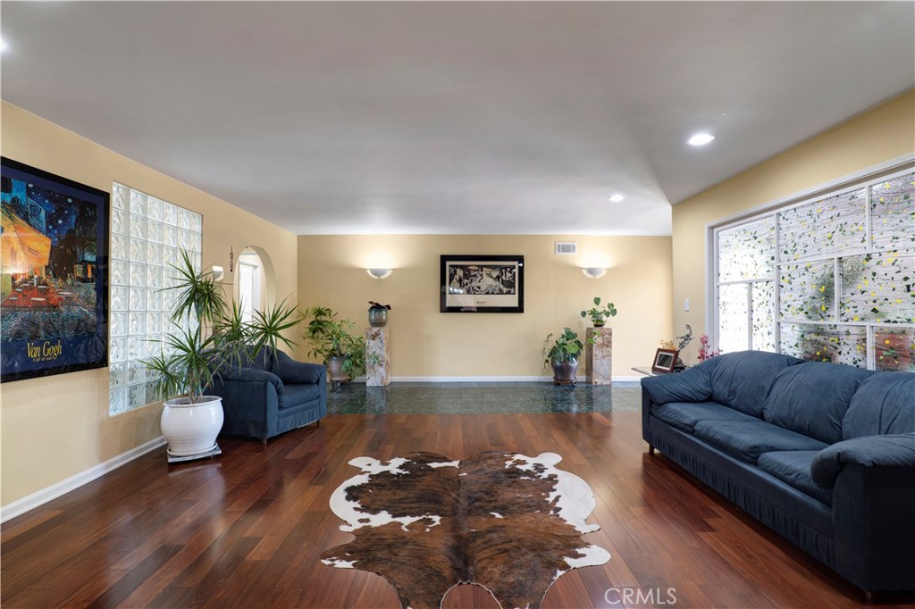 8644 Jellico Avenue Property Photo 7