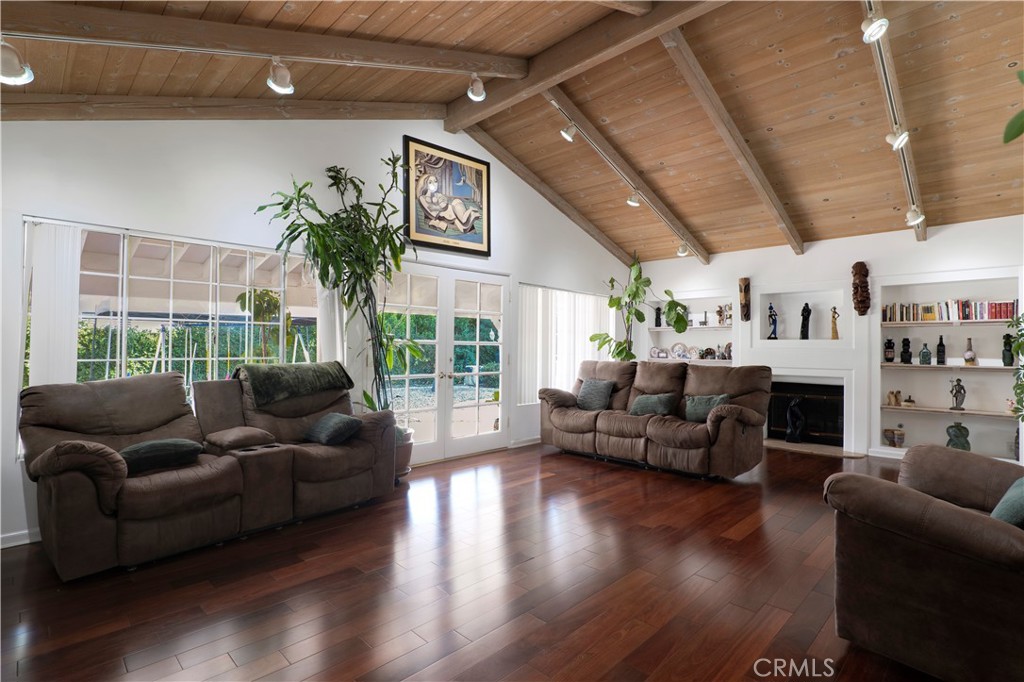 8644 Jellico Avenue Property Photo 10