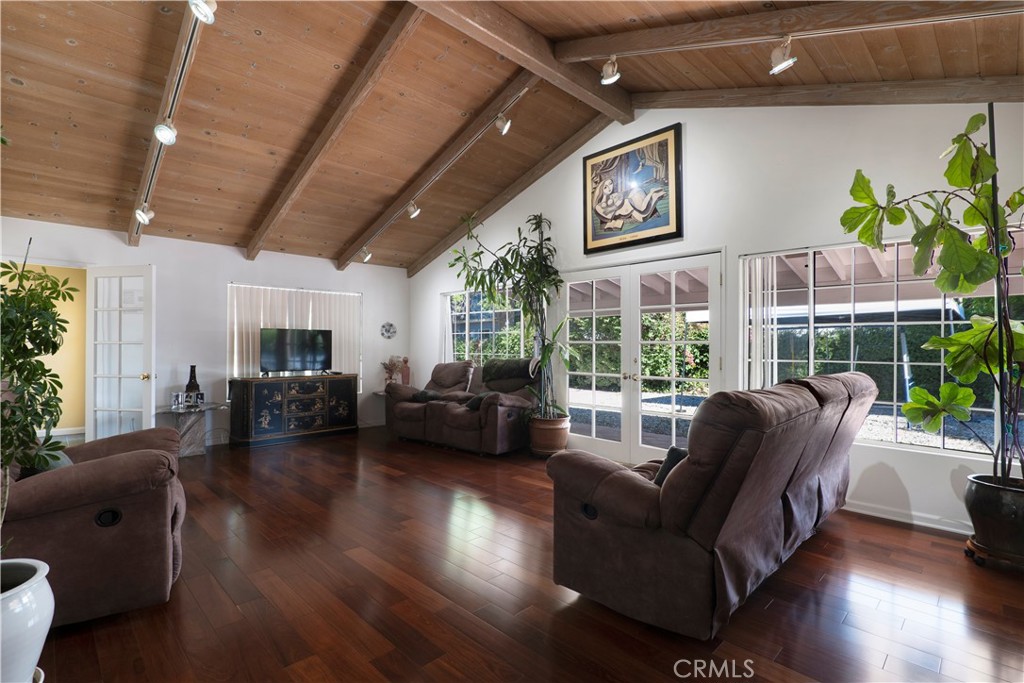 8644 Jellico Avenue Property Photo 11