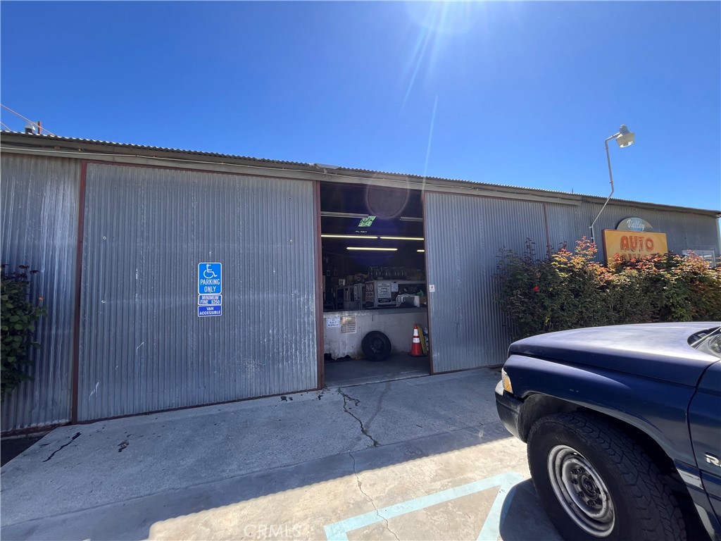 24060 State Street Property Photo 4