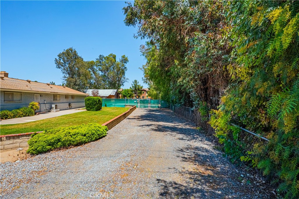 25050 Adams Avenue Property Photo 6