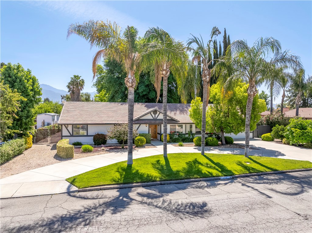 274 N Hemet Street Property Photo 3