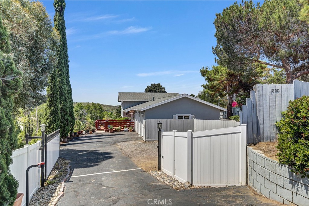 1800 Sunset Drive Property Photo 1