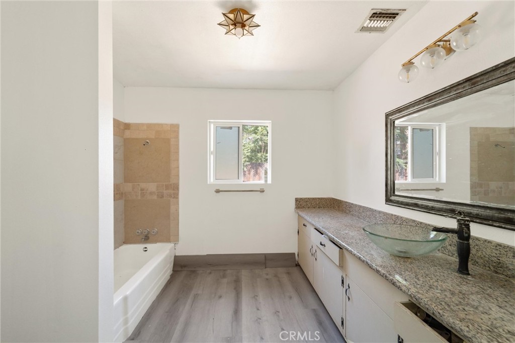 18604 Ellis Drive Property Photo 6