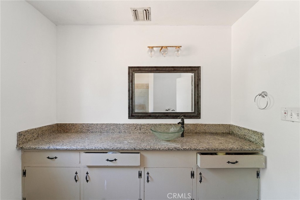 18604 Ellis Drive Property Photo 7