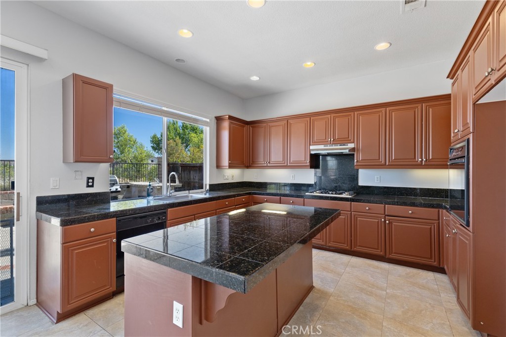 32522 Safflower Street Property Photo 9