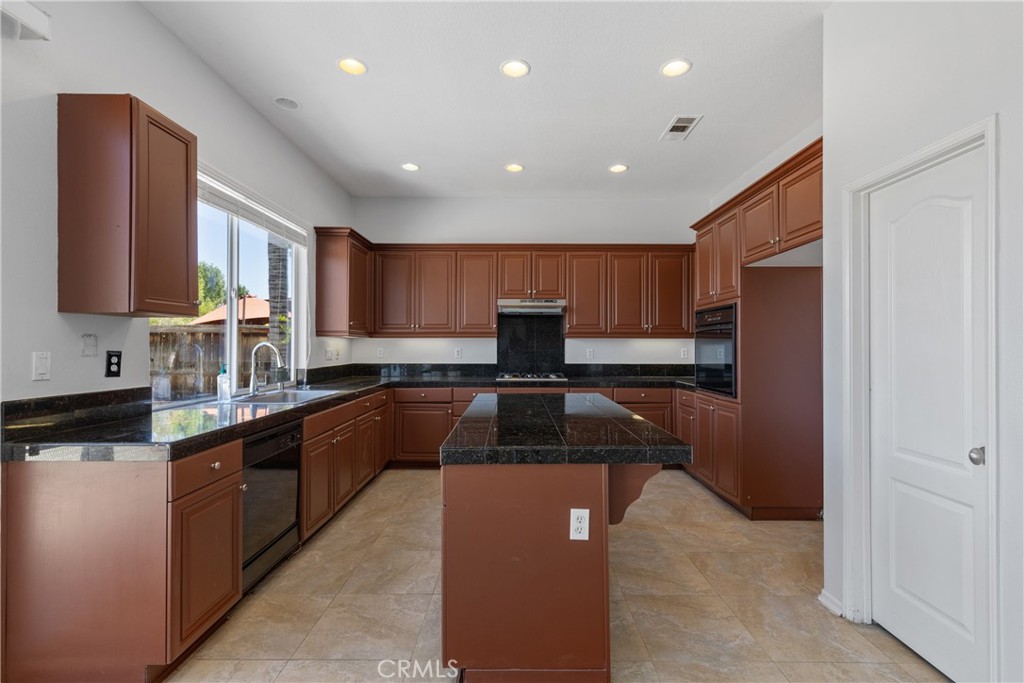 32522 Safflower Street Property Photo 11