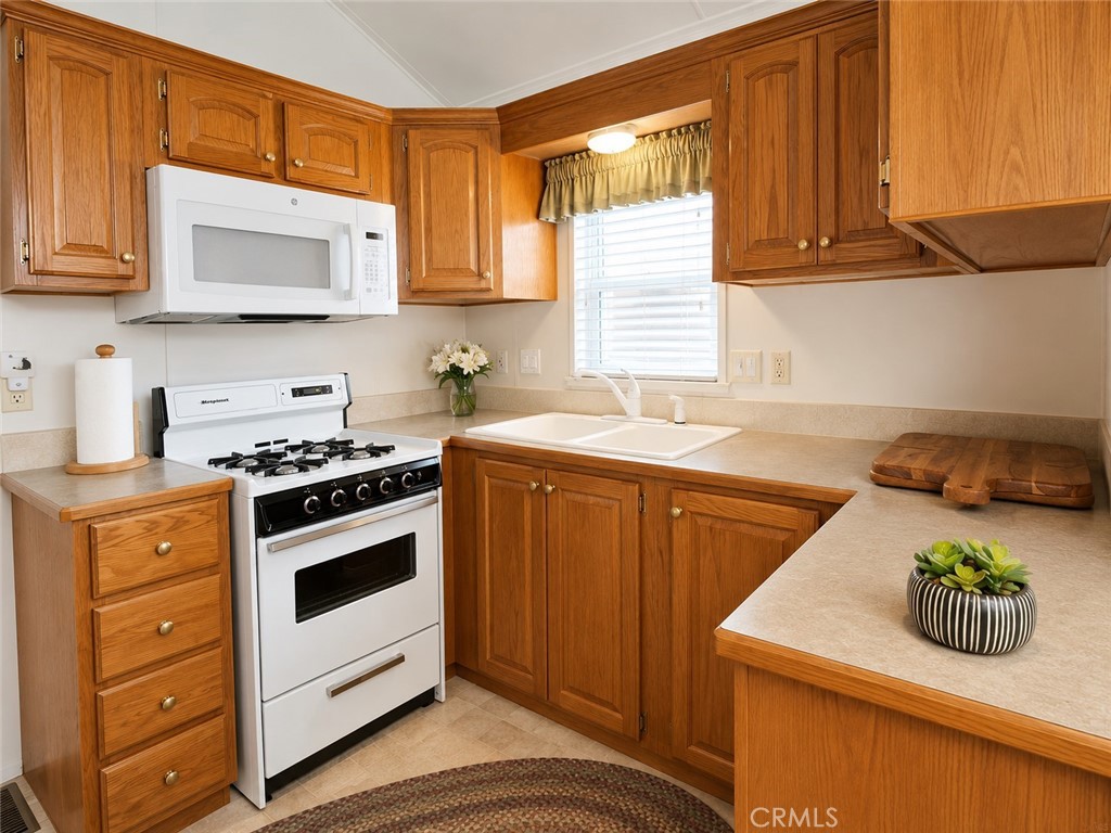1295 S Cawston Avenue 143 Property Photo 6