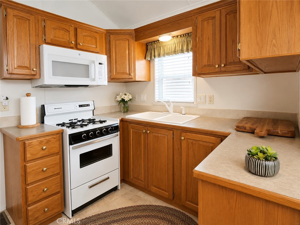 1295 S Cawston Avenue 143 Property Photo 6