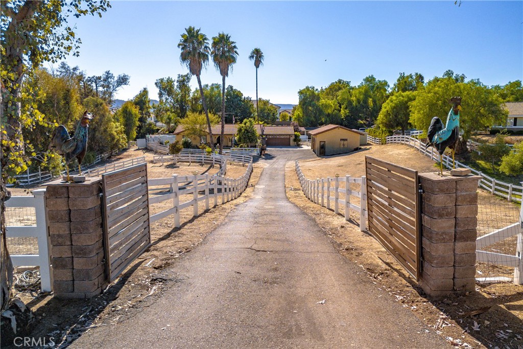 40685 La Colima Road Property Photo