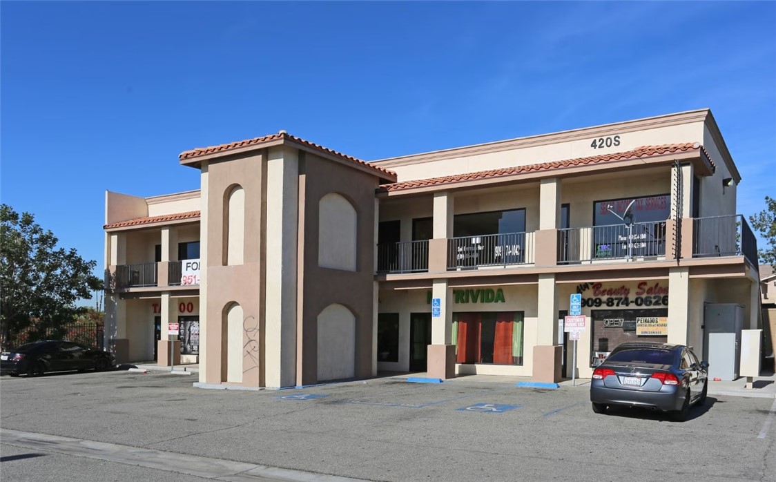 420 S Riverside Property Photo 3