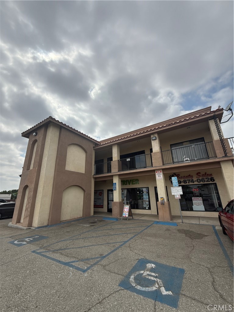 420 S Riverside Property Photo 12