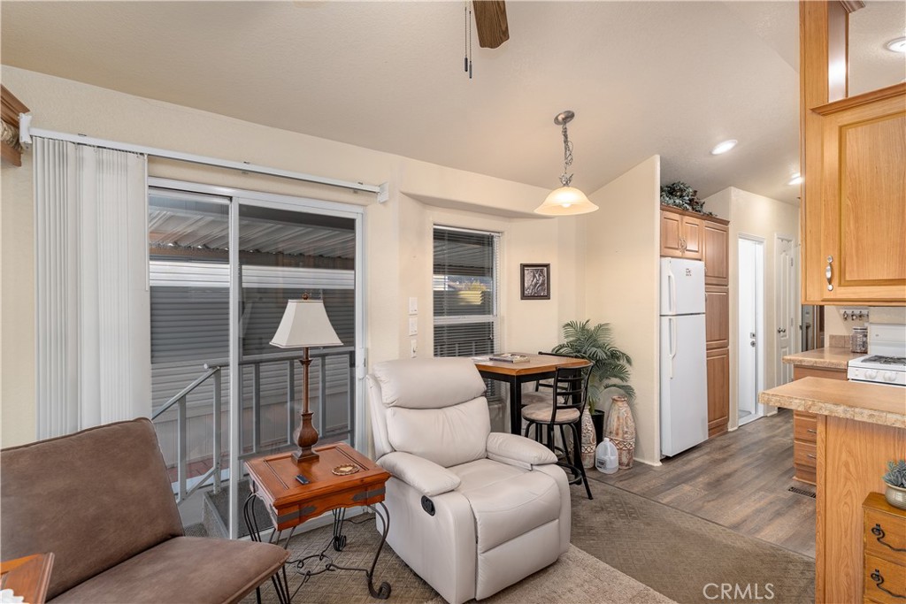 1295 205 S Cawston Property Photo 6