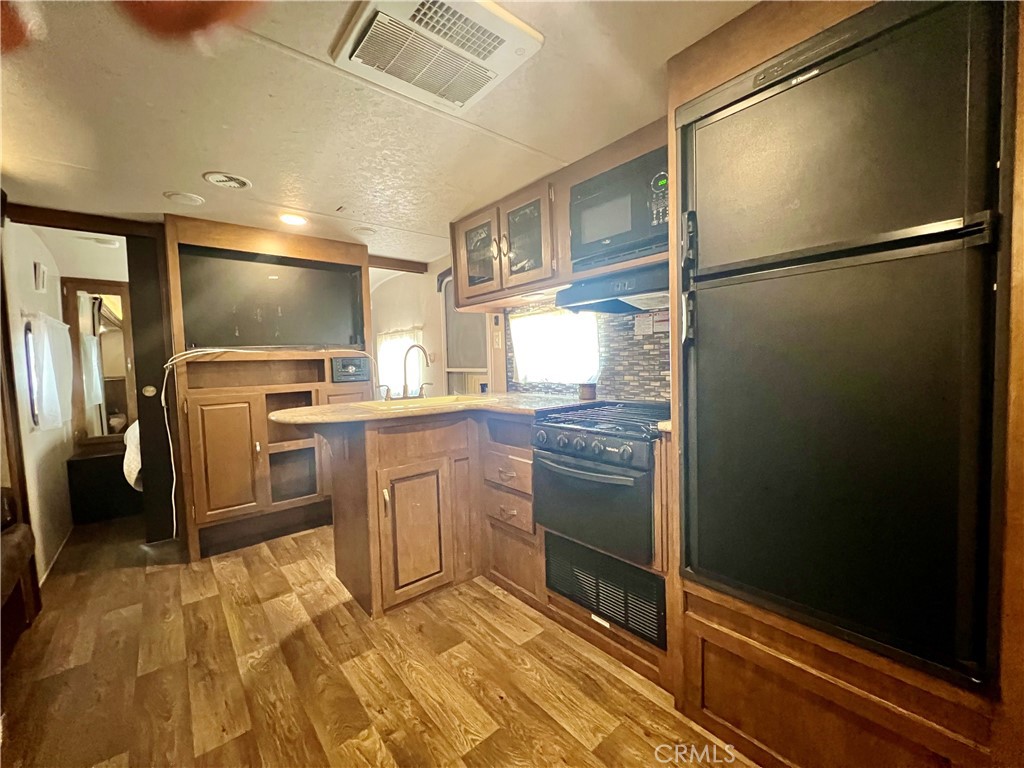 1295 S Cawston Avenue Property Photo 15