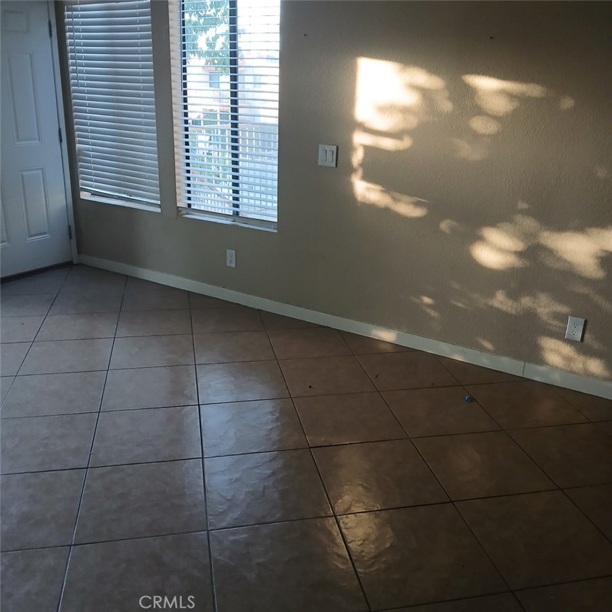 2433 West Acacia Avenue Property Photo 5