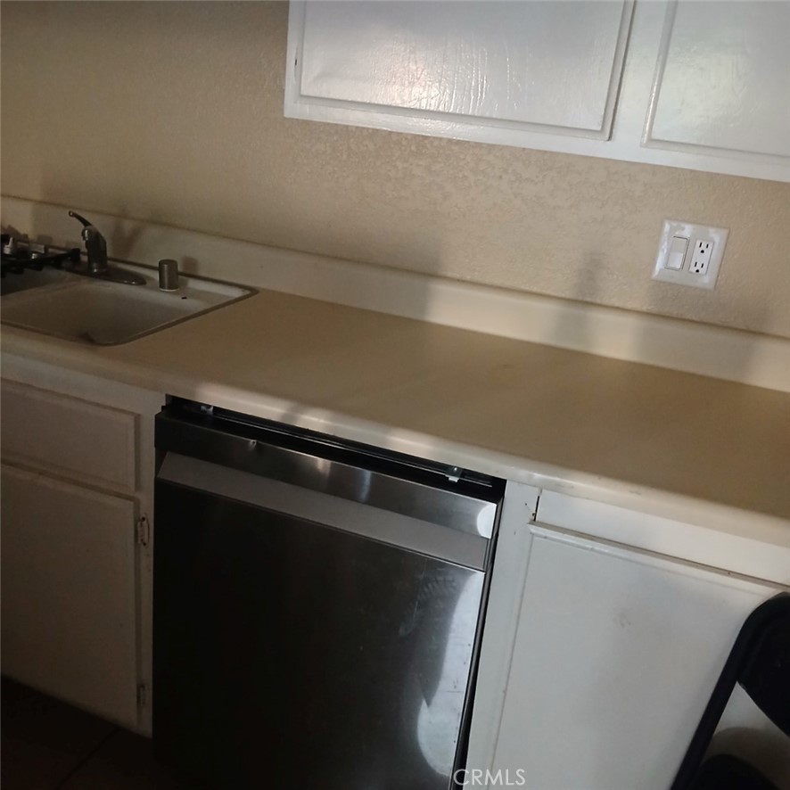 2433 West Acacia Avenue Property Photo 6