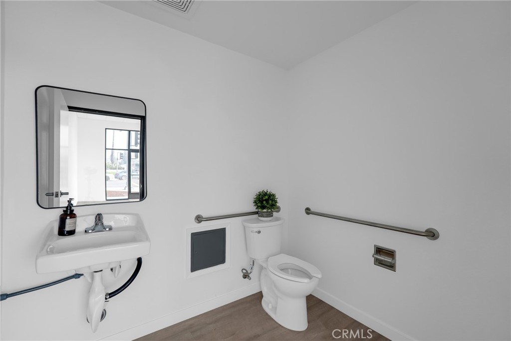 378 W 4th Property Photo 32