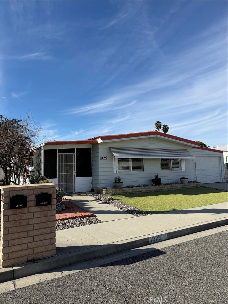 1025 S Lyon Property Photo 1