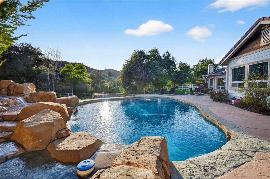 41275 Hacienda Drive Property Photo 4