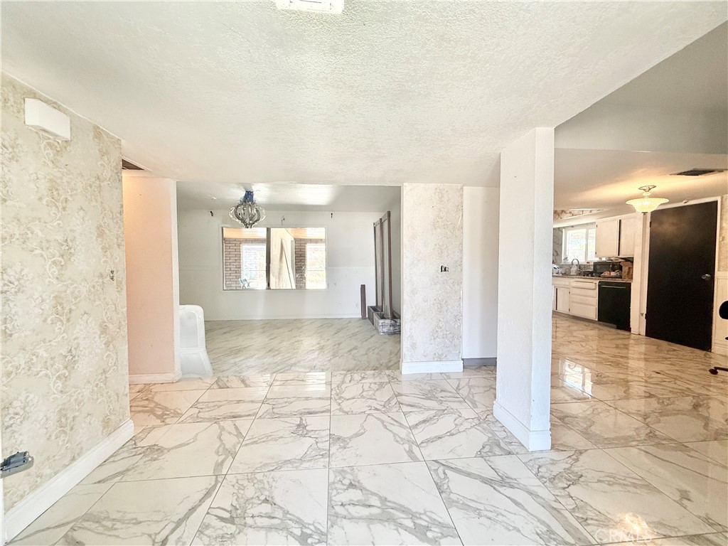 135 S Broadway Street Property Photo 3