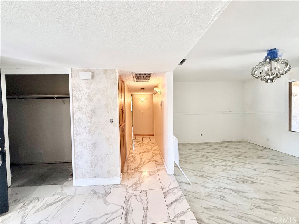 135 S Broadway Street Property Photo 8