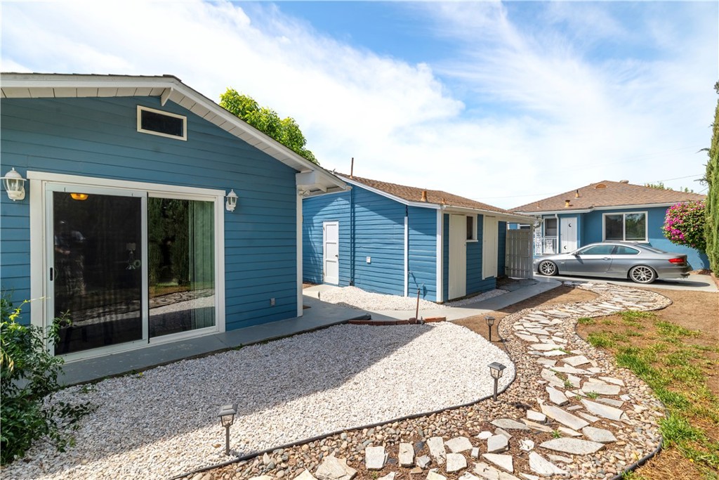 5922 N Vista Property Photo 1
