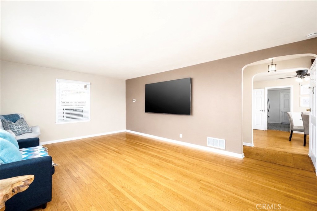5922 N Vista Property Photo 4
