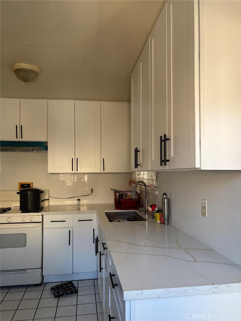 6221 Heliotrope Property Photo 6
