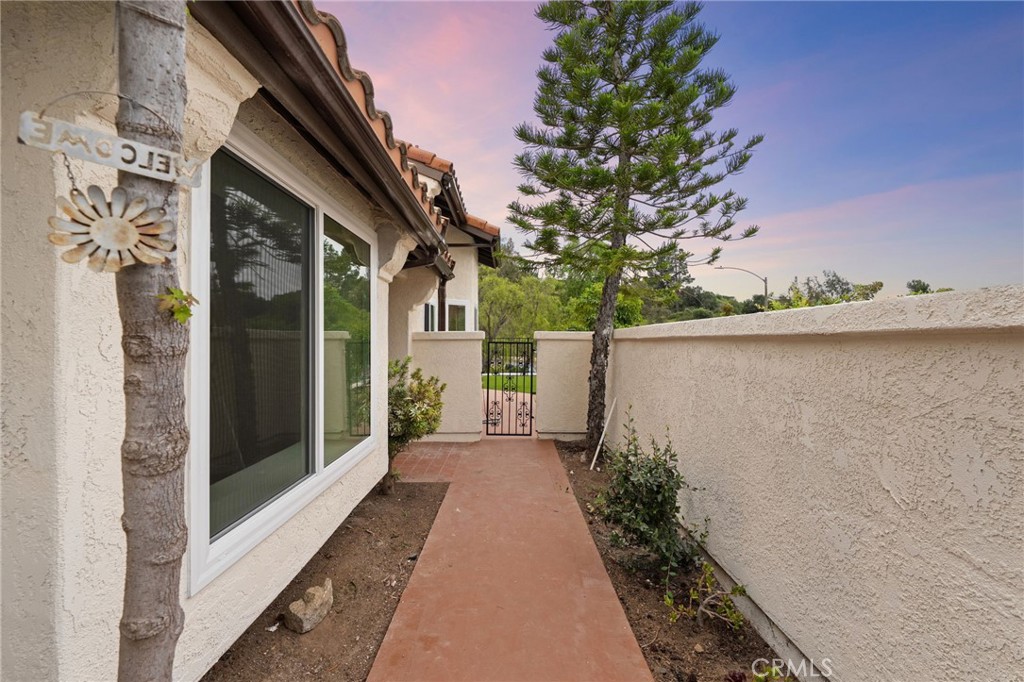 1723 Larkhaven Glen Property Photo 3