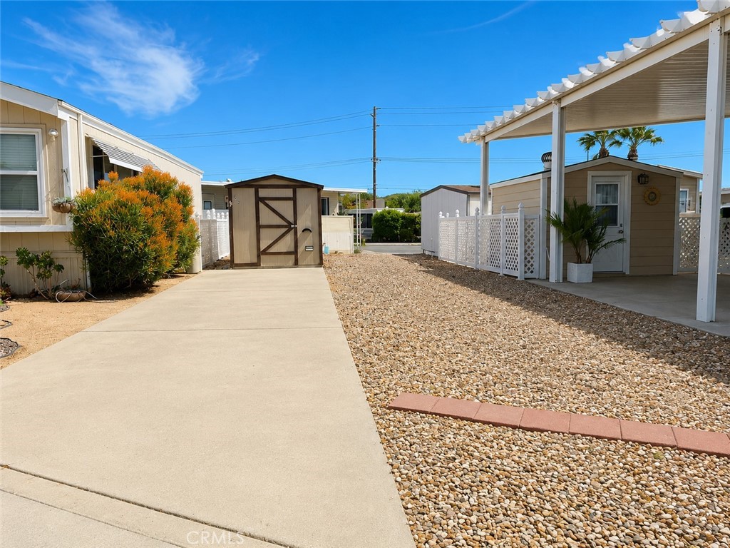 1295 S Cawston Avenue Property Photo 1