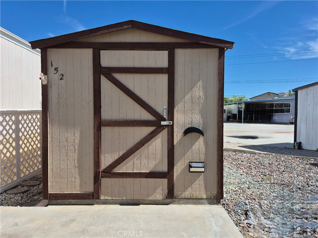 1295 S Cawston Avenue Property Photo 4