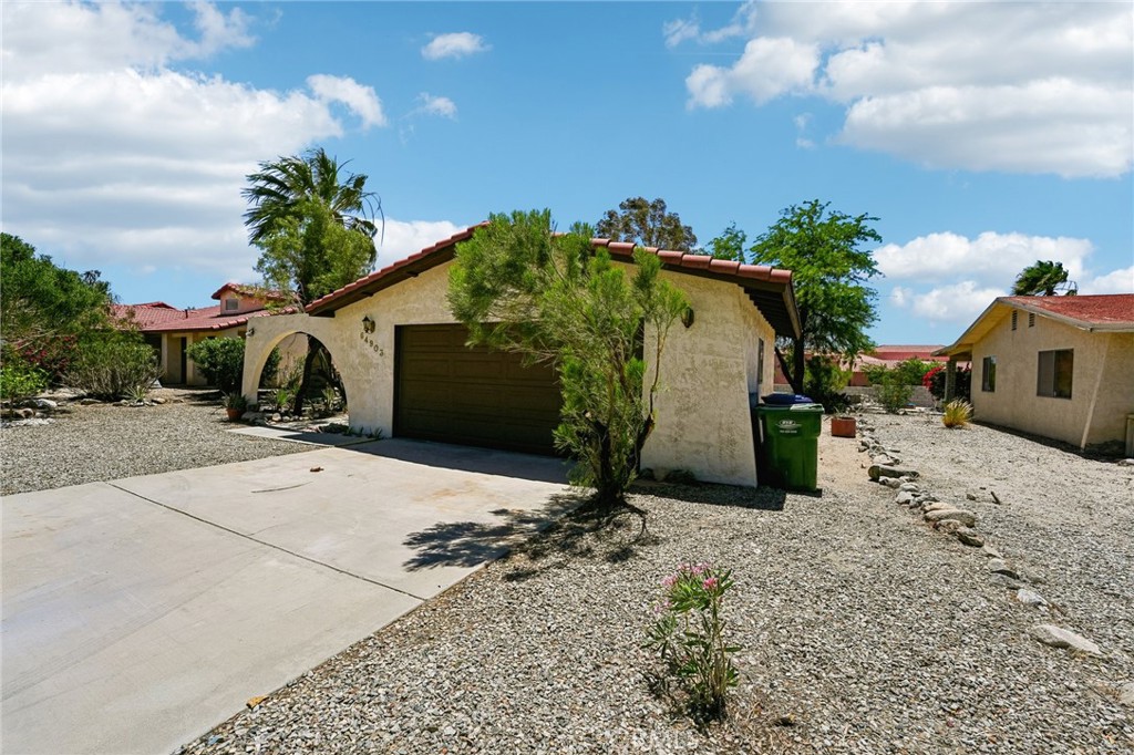 64903 Oakmount Avenue Property Photo 2