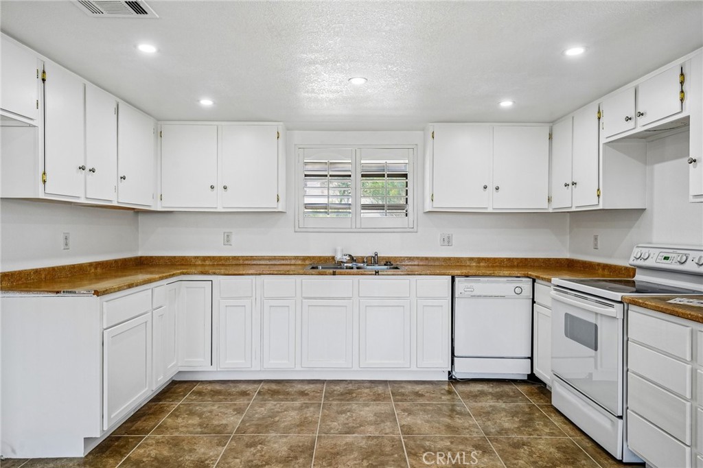 64903 Oakmount Avenue Property Photo 11