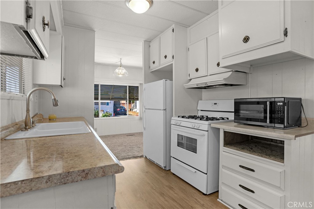 332 N Lyon Avenue 68 Property Photo 8