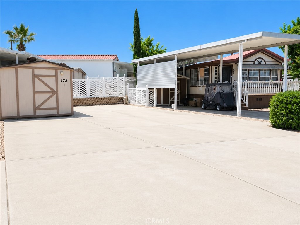 1295 S Cawston Avenue Property Photo 3