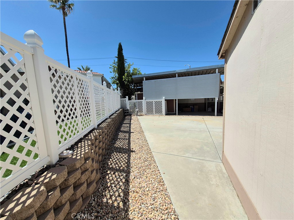 1295 S Cawston Avenue Property Photo 8