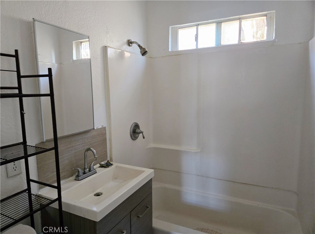 1914 Locust Property Photo 13