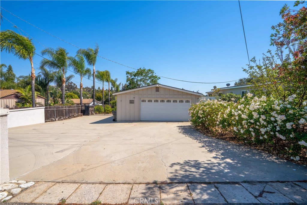 1611 Hillcrest Property Photo 4