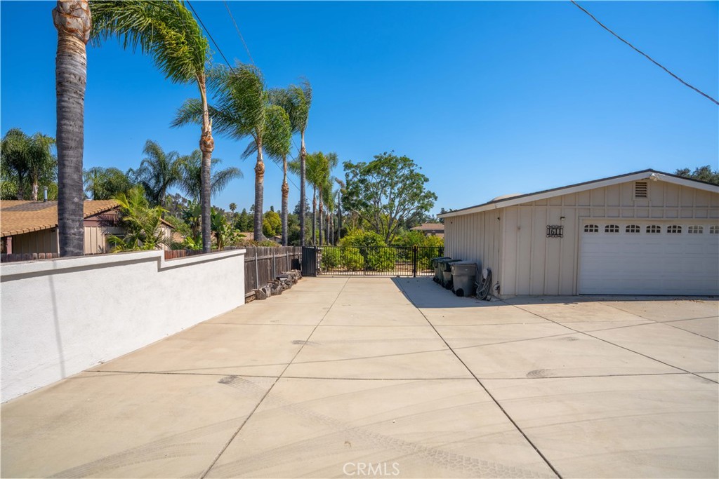 1611 Hillcrest Property Photo 5