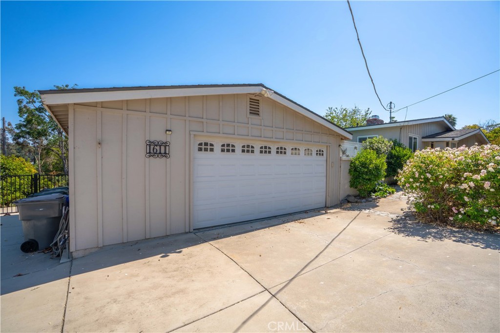 1611 Hillcrest Property Photo 6