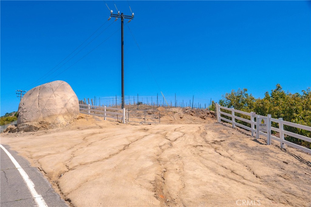 2526 Camaron Property Photo 4