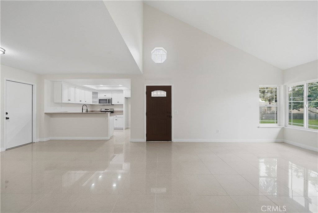 514 E Skylark Property Photo 7