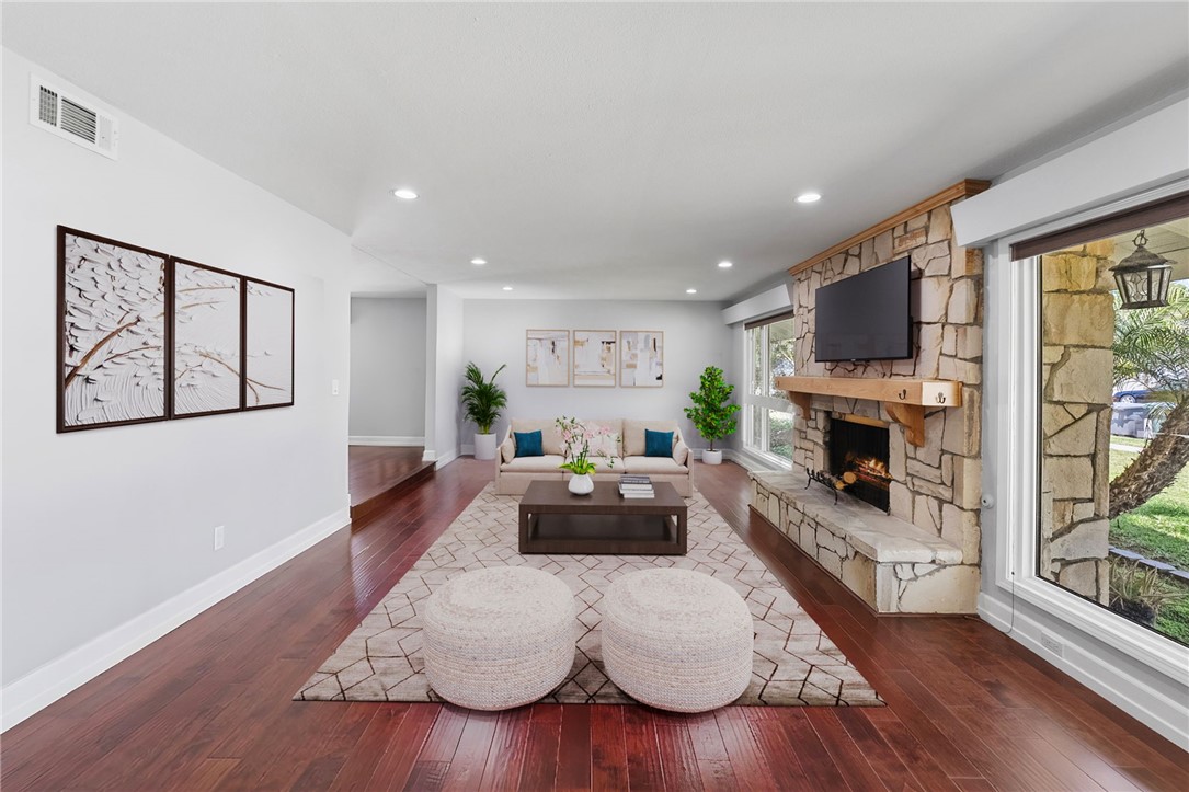 1020 La Serna Property Photo 8