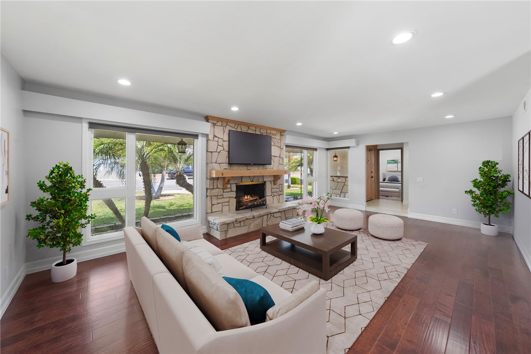 1020 La Serna Property Photo 10
