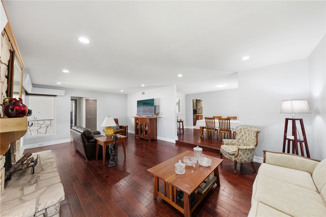 1020 La Serna Property Photo 13