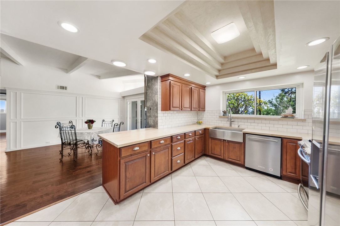 1020 La Serna Property Photo 24