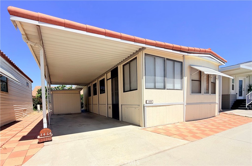 1454 Western Property Photo 2