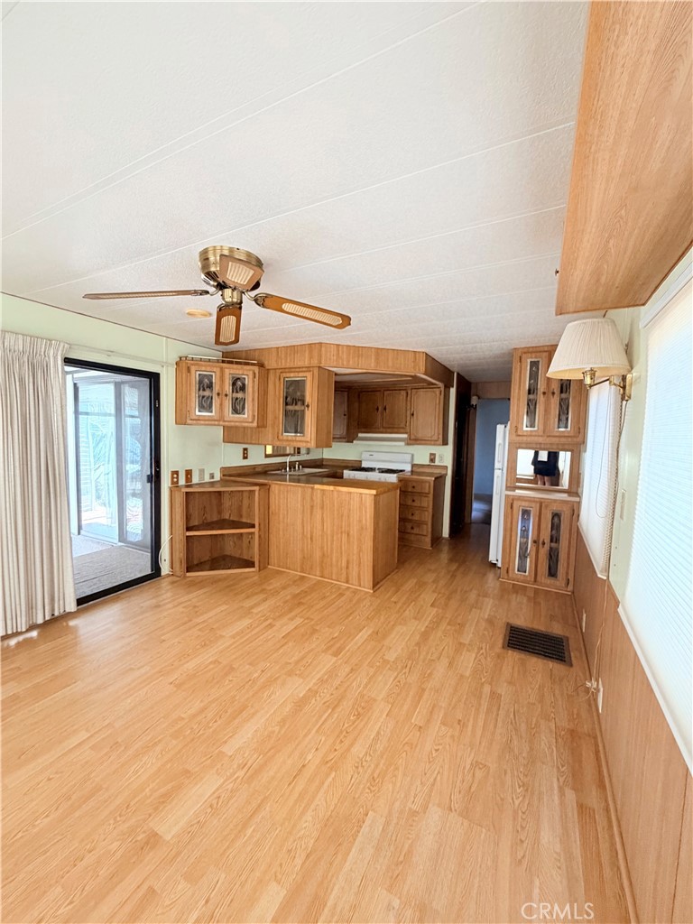 1454 Western Property Photo 6
