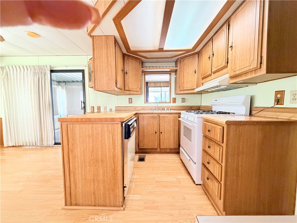 1454 Western Property Photo 9